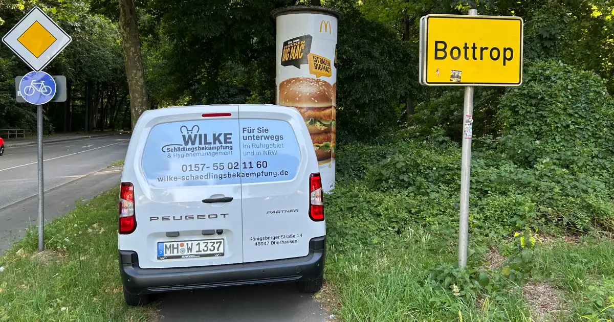 Wilke Schädlingsbekämpfung, Ihr lokaler Kammerjäger für Bottrop, im Einsatz direkt am Ortsschild.