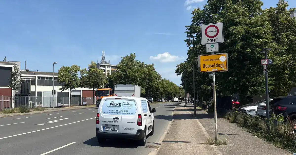 Wilke Schädlingsbekämpfung, Ihr persönlicher Kammerjäger für Düsseldorf, im Einsatz direkt am Ortsschild der Landeshauptstadt.