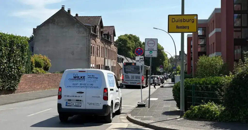 Wilke Schädlingsbekämpfung, Ihr Kammerjäger für Duisburg, im Einsatz direkt am Ortsschild in Duisburg.