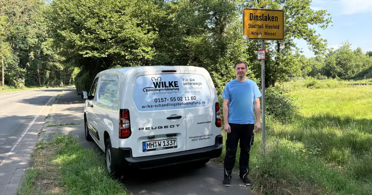 Inhaber Jan-Niklas Wilke von Wilke Schädlingsbekämpfung, Ihr Kammerjäger direkt vor dem Ortsschild von Dinslaken.