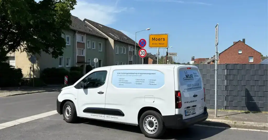 Wilke Schädlingsbekämpfung, Ihr lokaler Kammerjäger für Moers, im Einsatz direkt am Ortsschild der Stadt Moers.