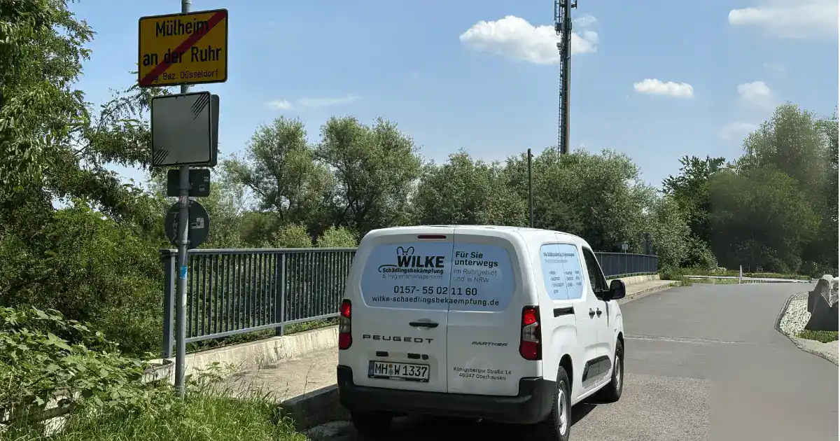 Wilke Schädlingsbekämpfung Einsatzfahrzeug am Ortsschild von Mülheim an der Ruhr – Ihr lokaler Kammerjäger.