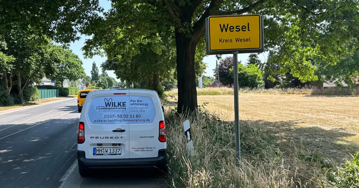 Wilke Schädlingsbekämpfung, Ihr lokaler Kammerjäger für Wesel, im Einsatz direkt am Ortsschild.