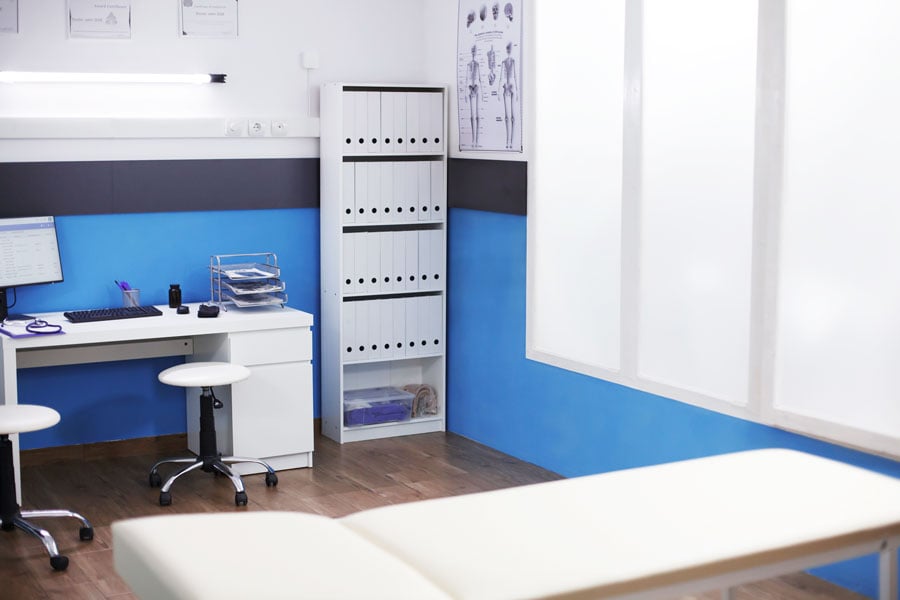Untersuchungsraum mit Liege und Schreibtisch, wir schützen Ihre Patienten und Mitarbeiter vor Schädlingen mit unserem effektiven Hygienemanagement