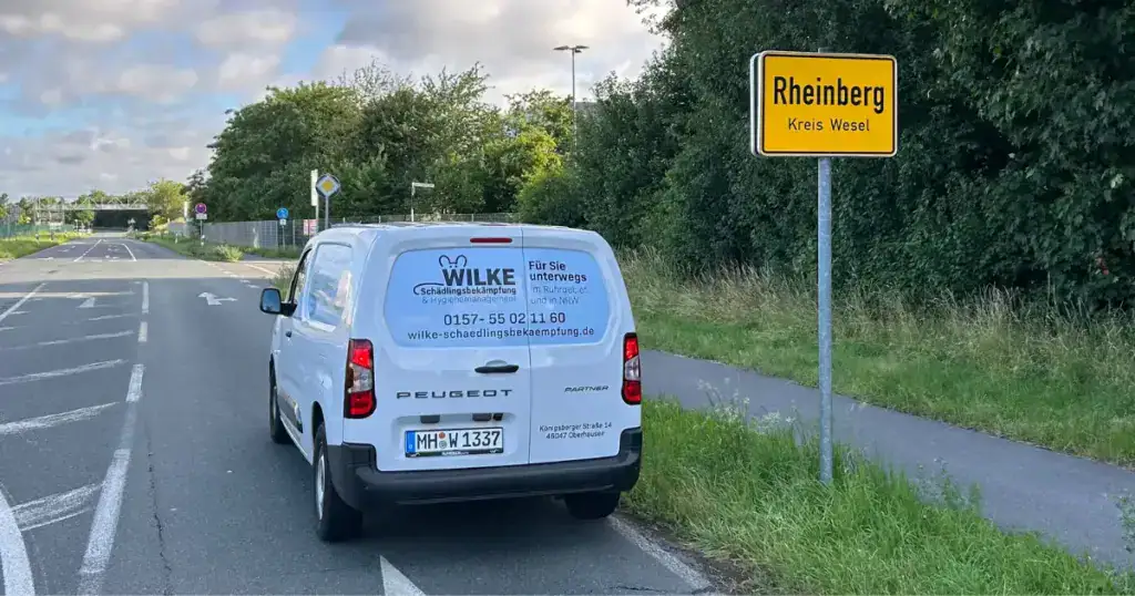 Wilke Schädlingsbekämpfung, Ihr lokaler Kammerjäger für Rheinberg, im Einsatz direkt am Ortsschild.